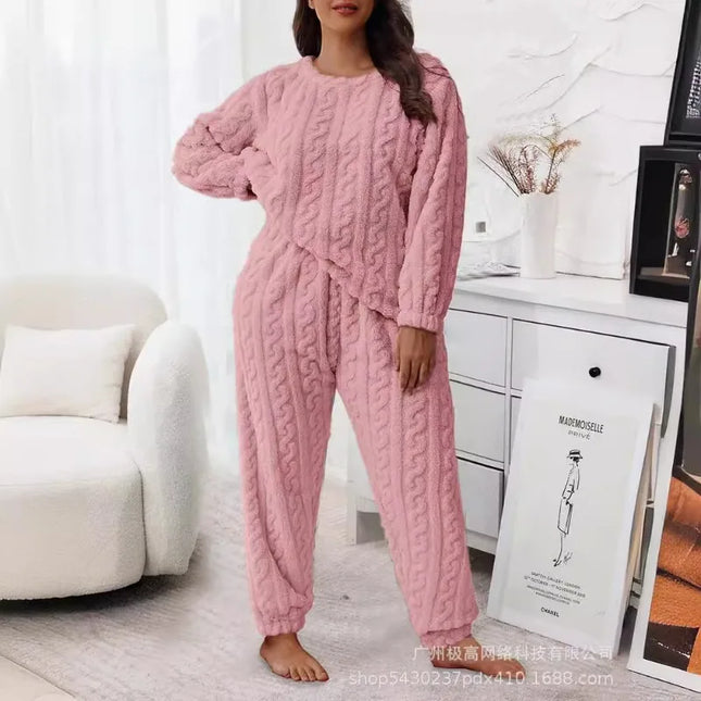 Pigiama da donna in morbido pile termico: intimo da notte per l'inverno Pigiama da donna in morbido pile termico: intimo da notte per l'inverno